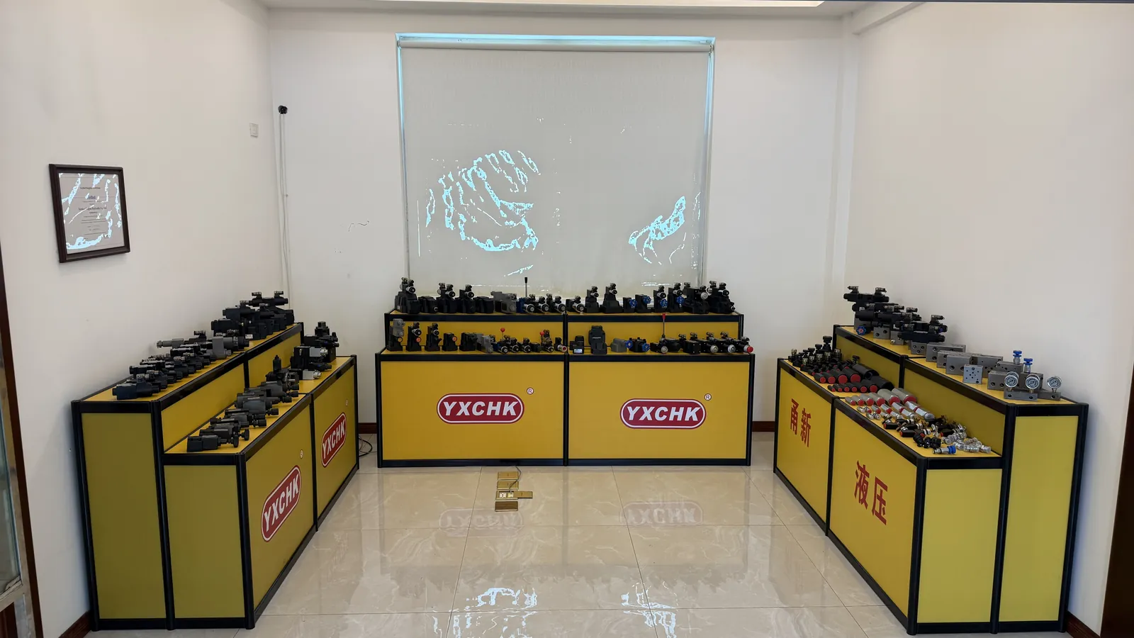 Витрина выставочного зала YXCHK